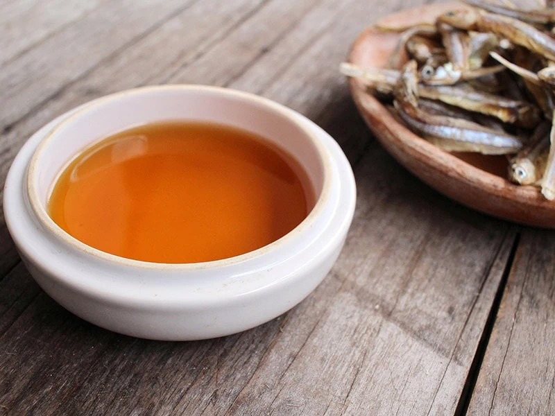 Nước mắm truyền thống luôn tỏa ra mùi thơm cá ủ lên men đặc trưng