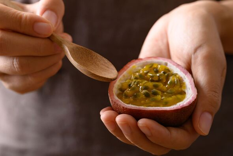 Quả cầm chắc và nặng tay sẽ chứa nhiều nước cốt hơn quả to nhưng nhẹ hẫng.