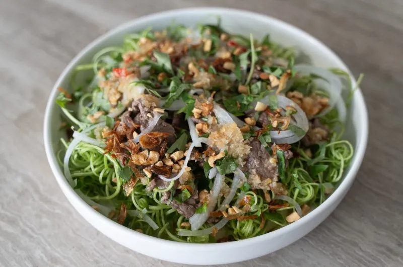 Rau muống giòn và thịt bò đậm đà tạo nên hương vị thanh mát, chua ngọt nhẹ