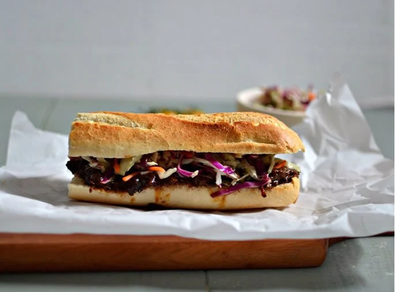 Sandwich bò hầm xé phay sốt BBQ kết hợp bắp cải thanh mát
