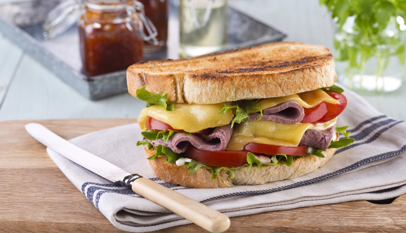 Sandwich bò nướng phô mai béo ngậy kéo sợi vô cùng hấp dẫn