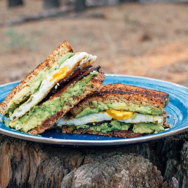 Sandwich bơ sáp trứng ốp la béo ngậy mang phong cách châu Âu