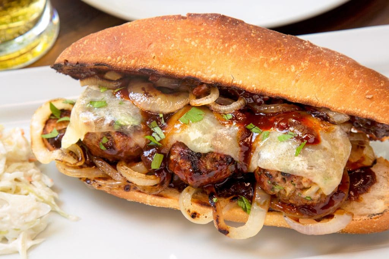 Sandwich bò viên phủ phô mai béo ngậy vô cùng độc đáo