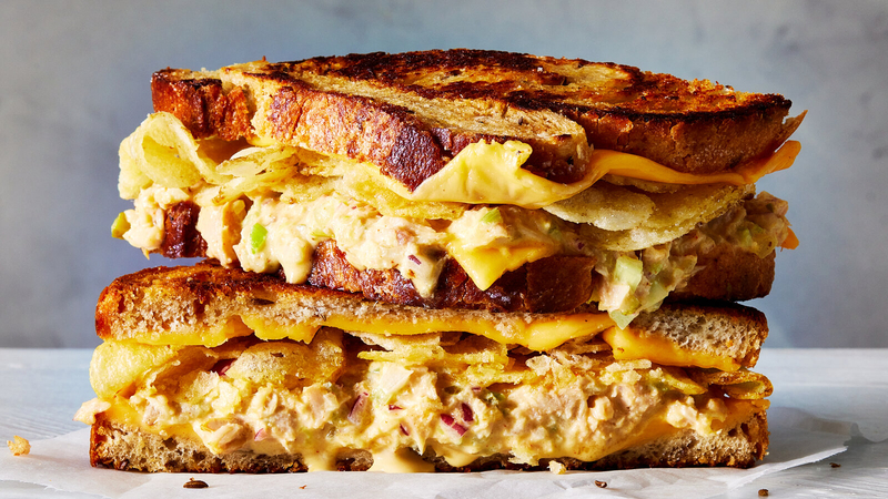 Sandwich cá ngừ sốt mù tạt vàng mang hương vị chua ngọt cực cuốn