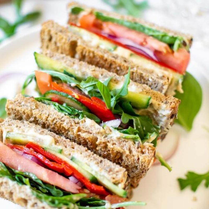 Sandwich chay kẹp rau củ và phô mai thực vật tiện lợi