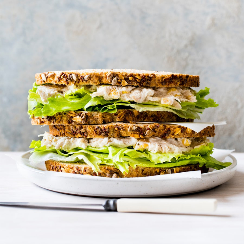 Sandwich gà quay trộn bắp ngọt giòn sần sật rất lạ miệng