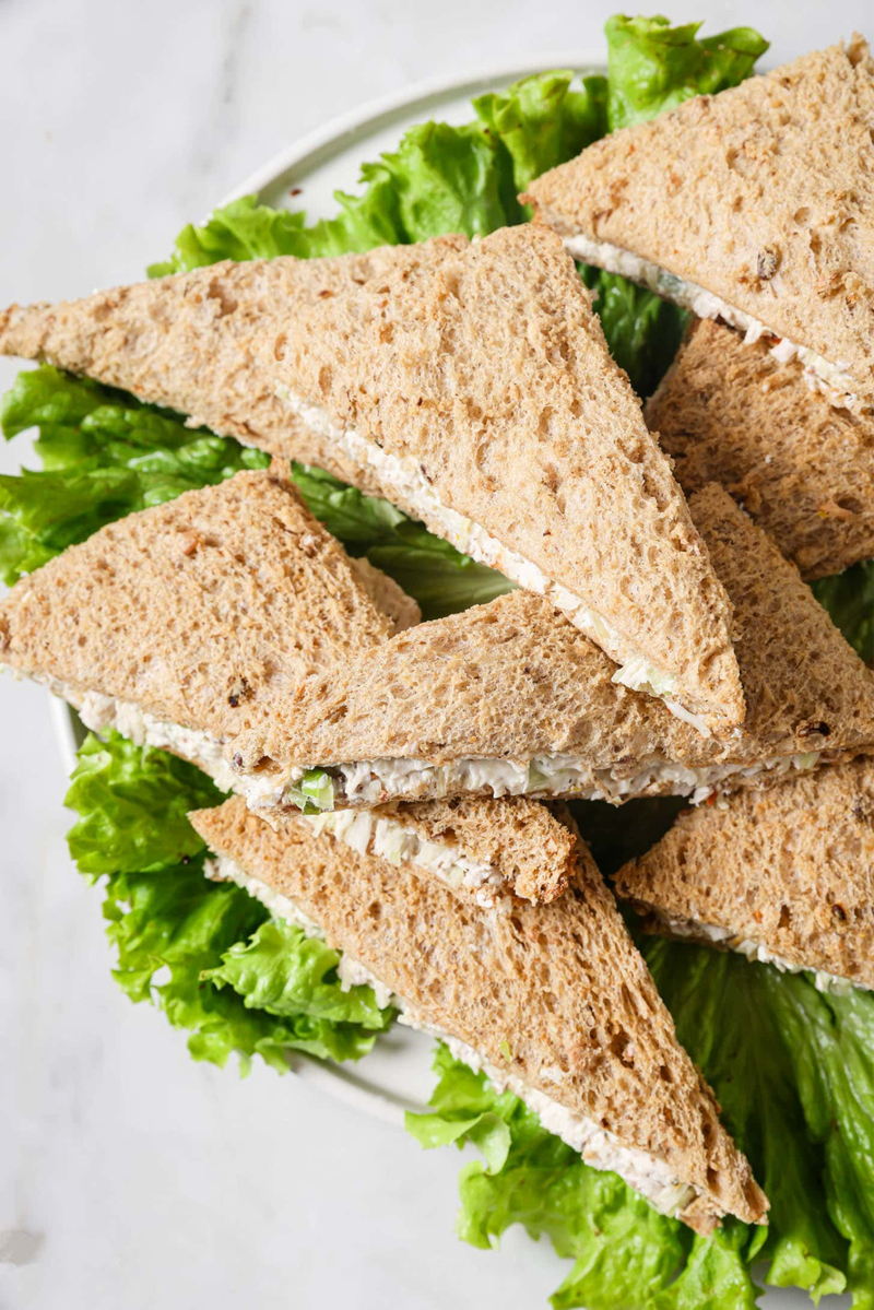 Sandwich gà xé trộn mayonnaise mềm mịn vô cùng dễ ăn