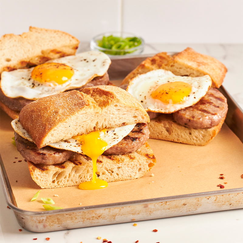 Sandwich kẹp trứng xúc xích nóng hổi nạp năng lượng ngày mới