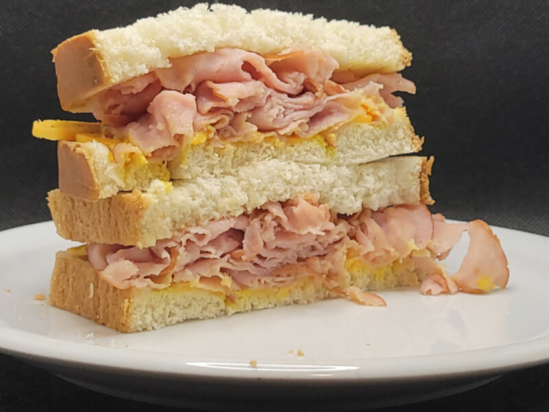 Sandwich phomai thịt nguội đem lại bữa sáng nhanh gọn và đủ dưỡng chất