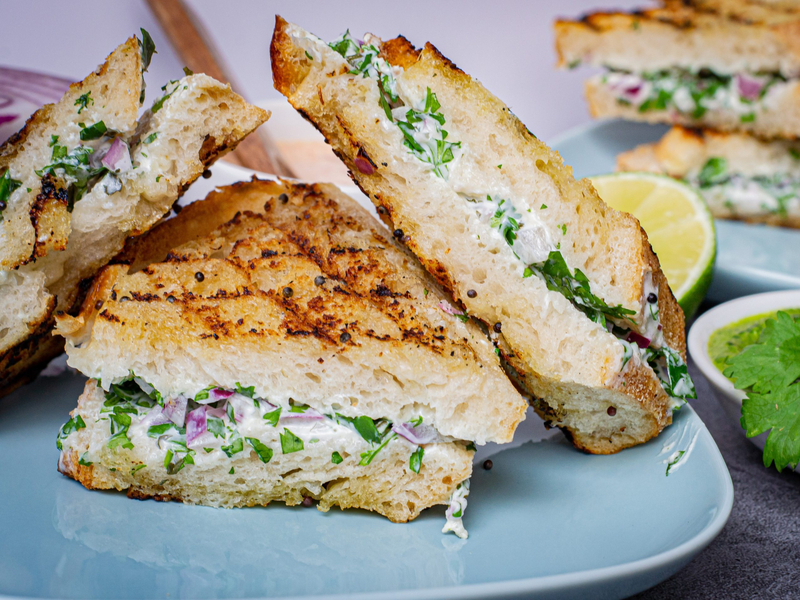 Sandwich sữa chua ngọt mát rất thích hợp làm món ăn vặt giải nhiệt