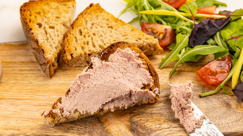 Sandwich trứng kẹp pate gan thơm lừng béo ngậy vô cùng hấp dẫn