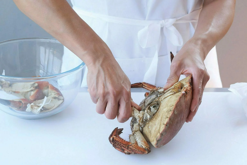 Sơ chế cẩn thận trước khi cho vào tủ lạnh giúp cua giữ được độ tươi ngọt lâu nhất.