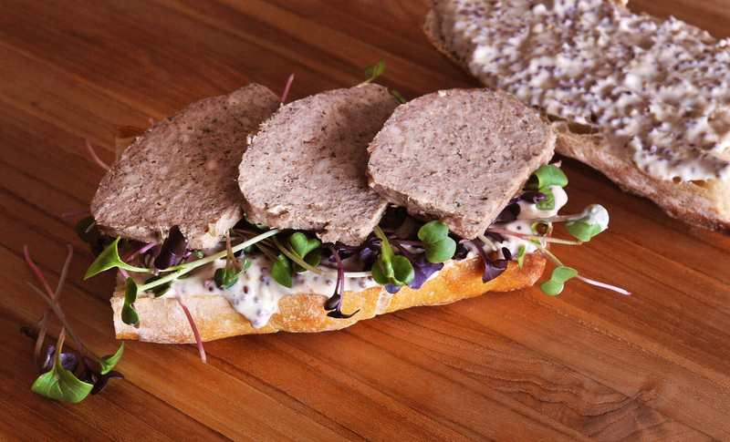 Sự kết hợp hoàn hảo giữa bánh mì và đồ hộp cho bữa ăn nhanh trên đường đi