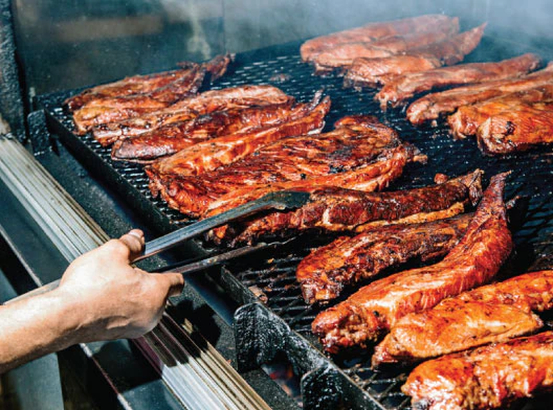 Sườn non heo nướng mật ong óng ả, màu sắc bắt mắt