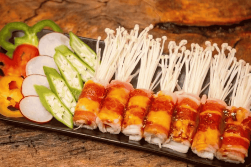 Thịt bò Mỹ cuộn nấm kim châm trắng giòn