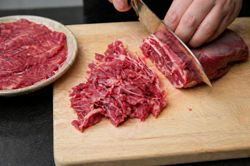 Thịt bò thái mỏng dính là lựa chọn số một cho các món lẩu.