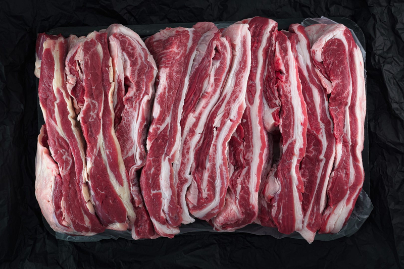 Thịt gầu có lớp mỡ xen lẫn thịt nạc, nấu phở rất hợp.