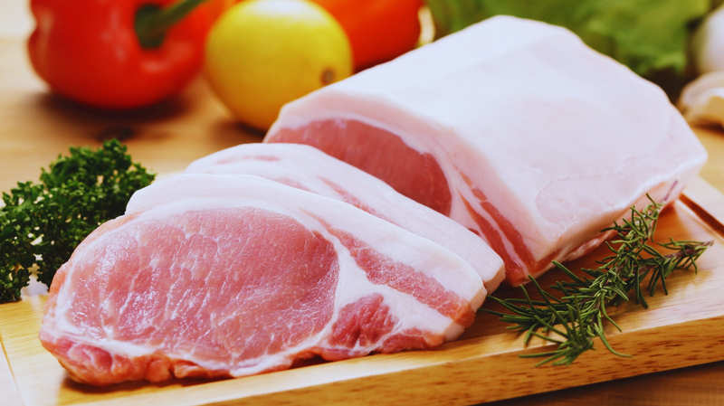 Thịt lợn tươi luôn có độ đàn hồi tốt, vết lõm nhanh chóng phồng trở lại.