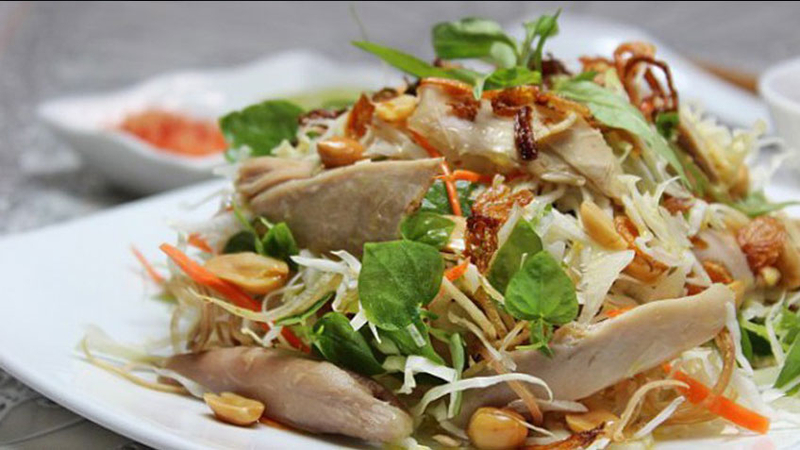 Thịt vịt mềm thơm hòa cùng rau muống giòn và nước mắm gừng đậm vị