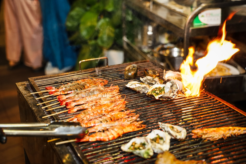 Tôm sú nướng chuyển màu đỏ bắt mắt