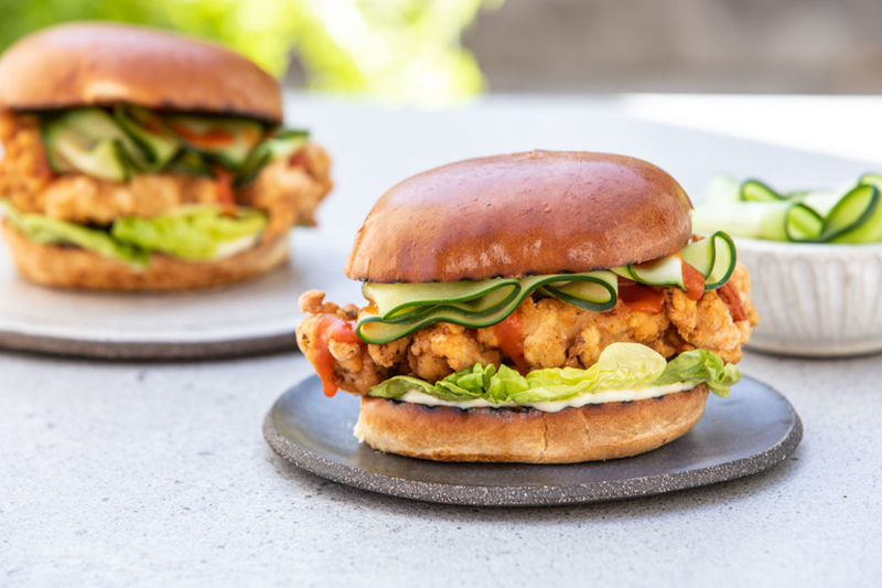 Vị chua của dưa leo muối giúp sandwich gà chống ngấy hoàn hảo