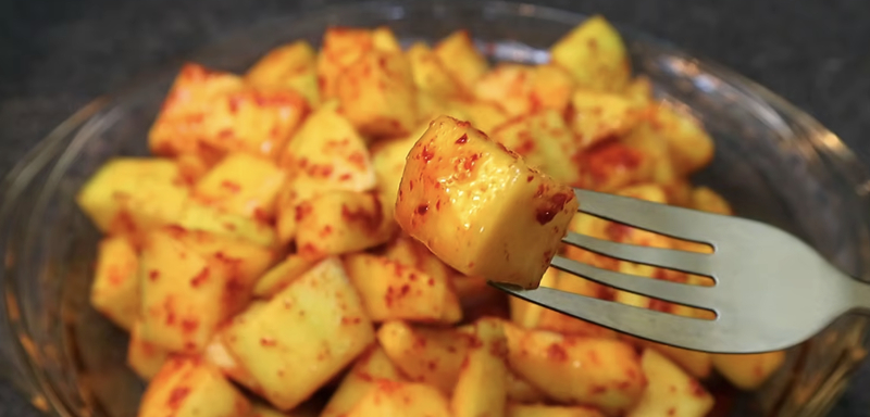 Xoài lắc muối ớt mang vị chua cay mặn ngọt cực kỳ kích thích