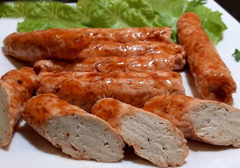 Xúc xích chay đóng gói sẵn vô cùng tiện lợi cho hành trình dài