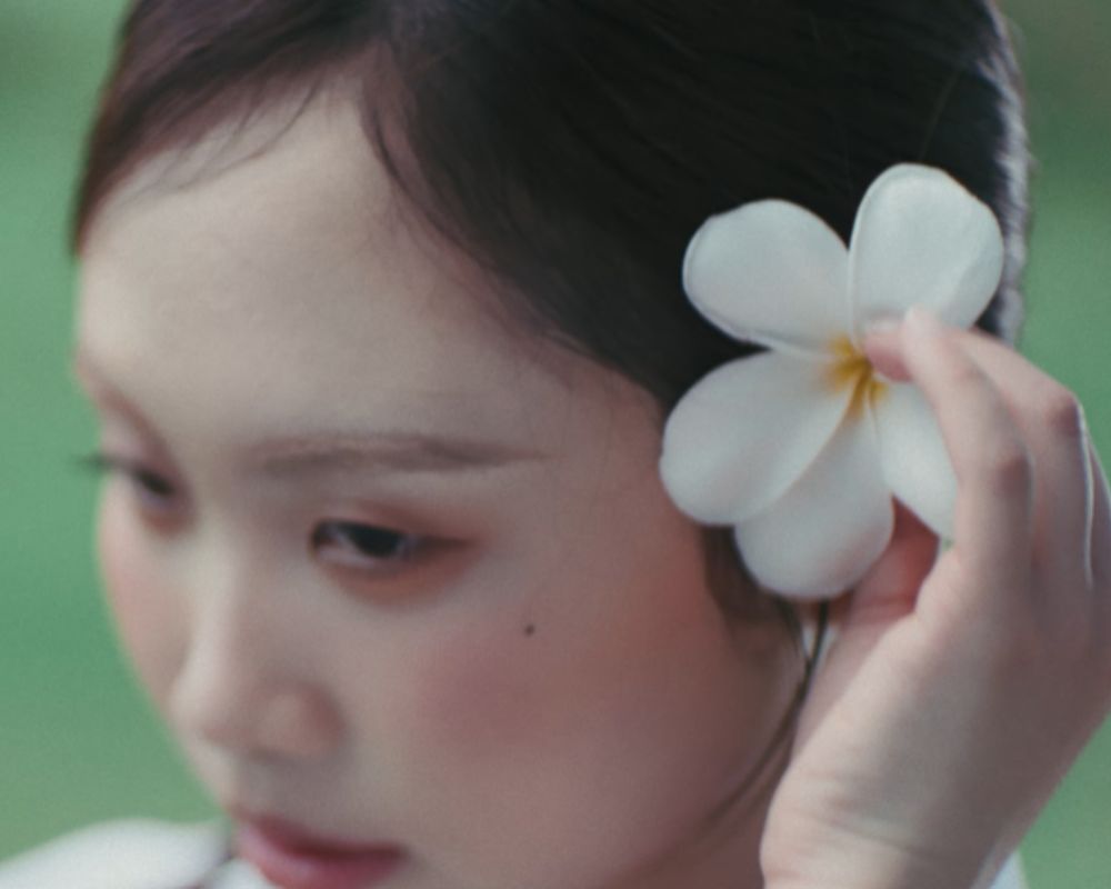 Hoa sứ - biểu tượng thuần khiết xuyên suốt MV