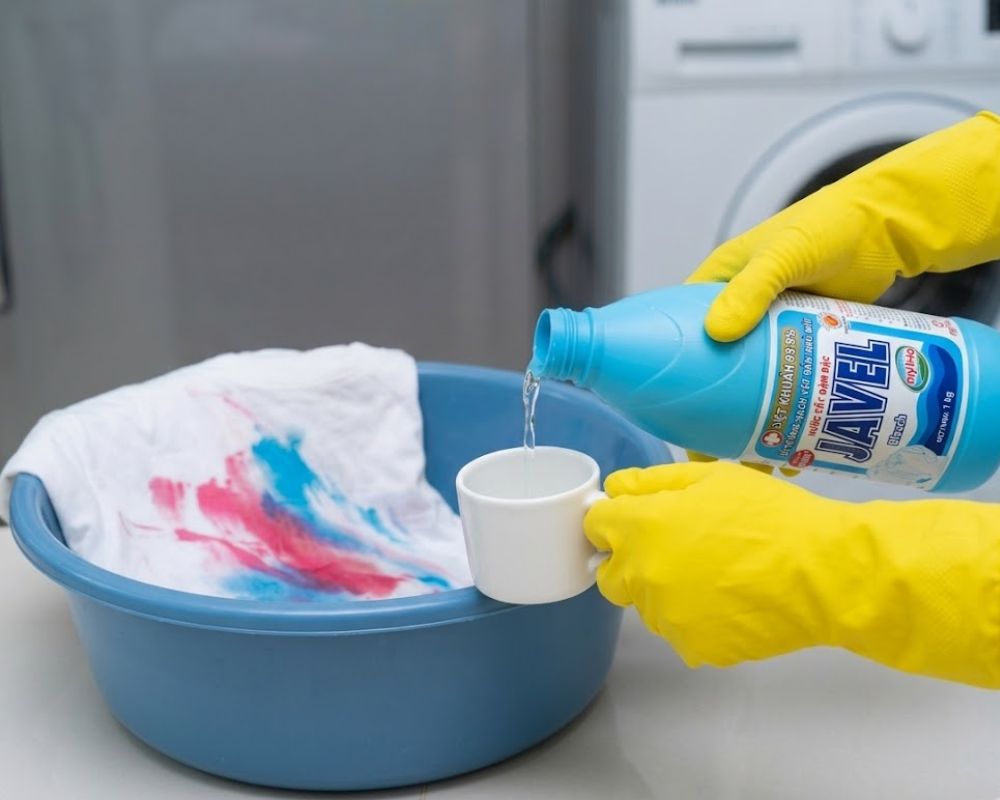 Cách tẩy áo trắng dính màu bằng nước tẩy quần áo chuyên dụng