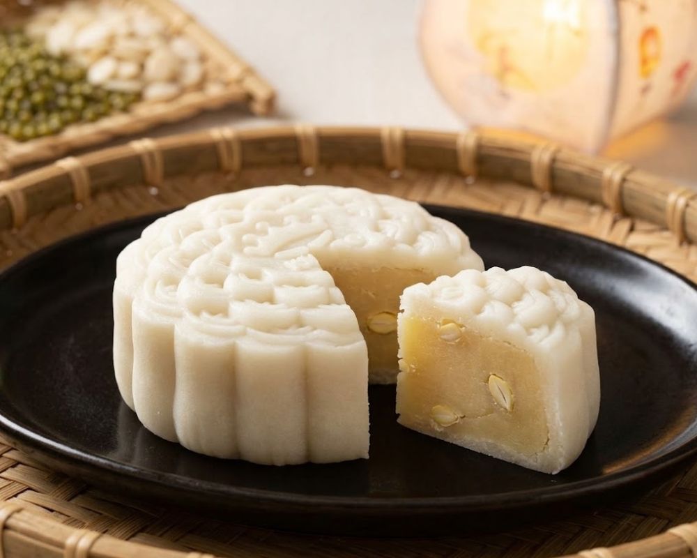 Bánh dẻo Kinh Đô nhân đậu xanh hạt dưa với lớp vỏ dẻo mịn màng