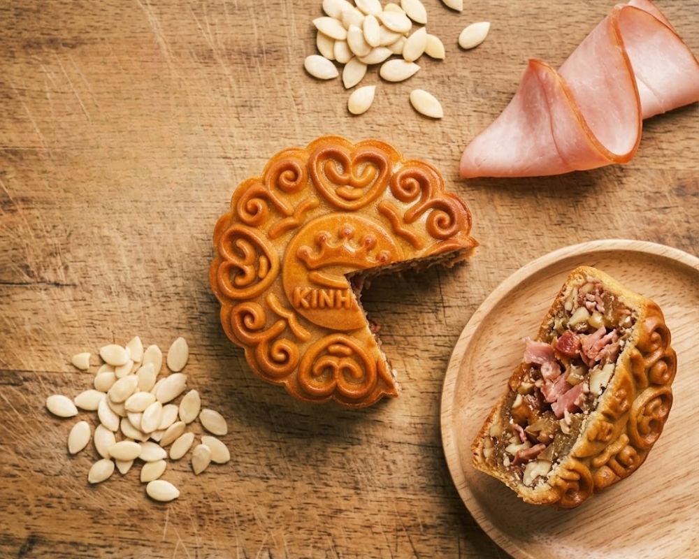 Bánh trung thu Kinh Đô thập cẩm jambon với lớp vỏ nướng vàng ươm