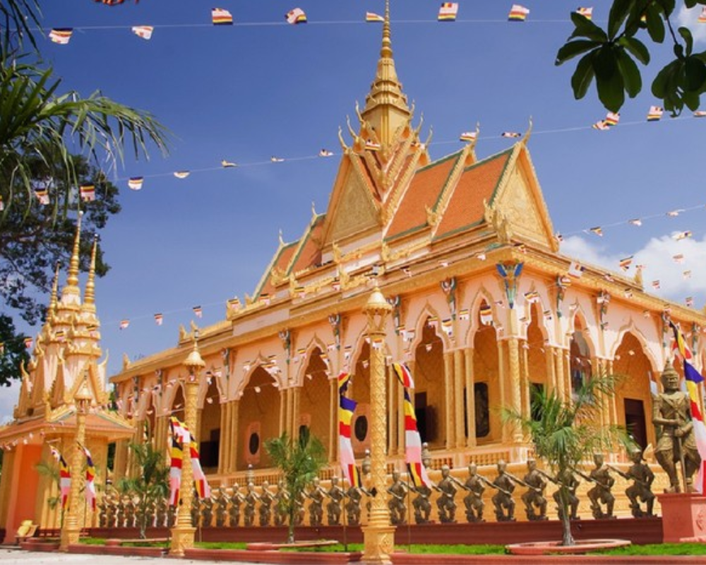 Chùa Cò Trà Vinh với kiến trúc Khmer dát vàng rực rỡ