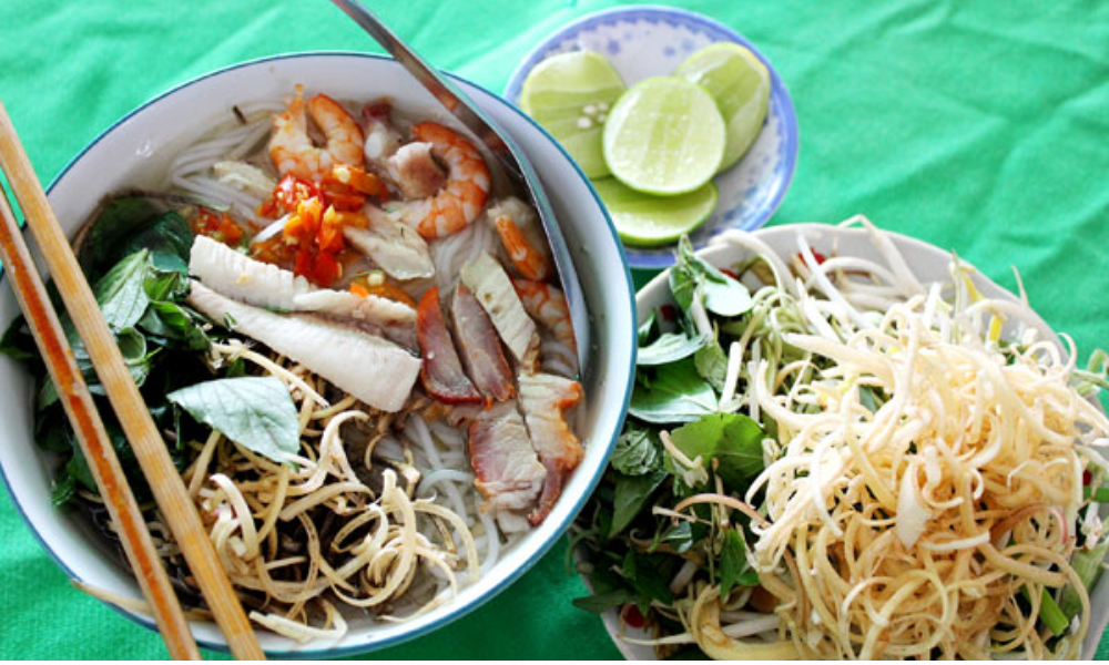 
Bún nước lèo Trà Vinh kèm thịt quay, tôm và rau sống ăn kèm