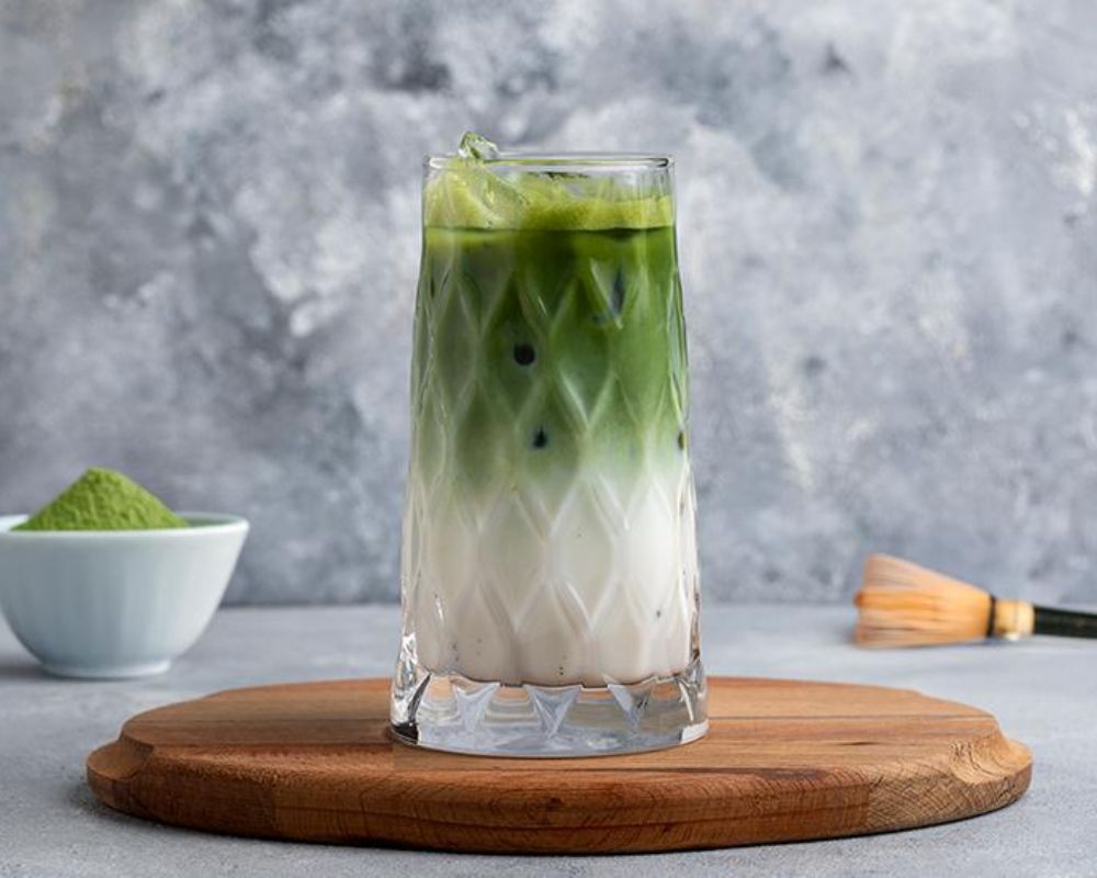 Matcha latte mát lạnh với vị trà xanh dịu nhẹ
