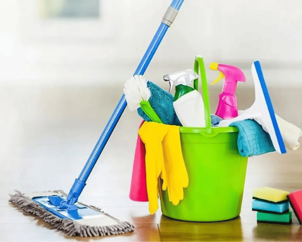 Các dụng cụ chuẩn bị cho việc tổng vệ sinh nhà cửa cuối tuần