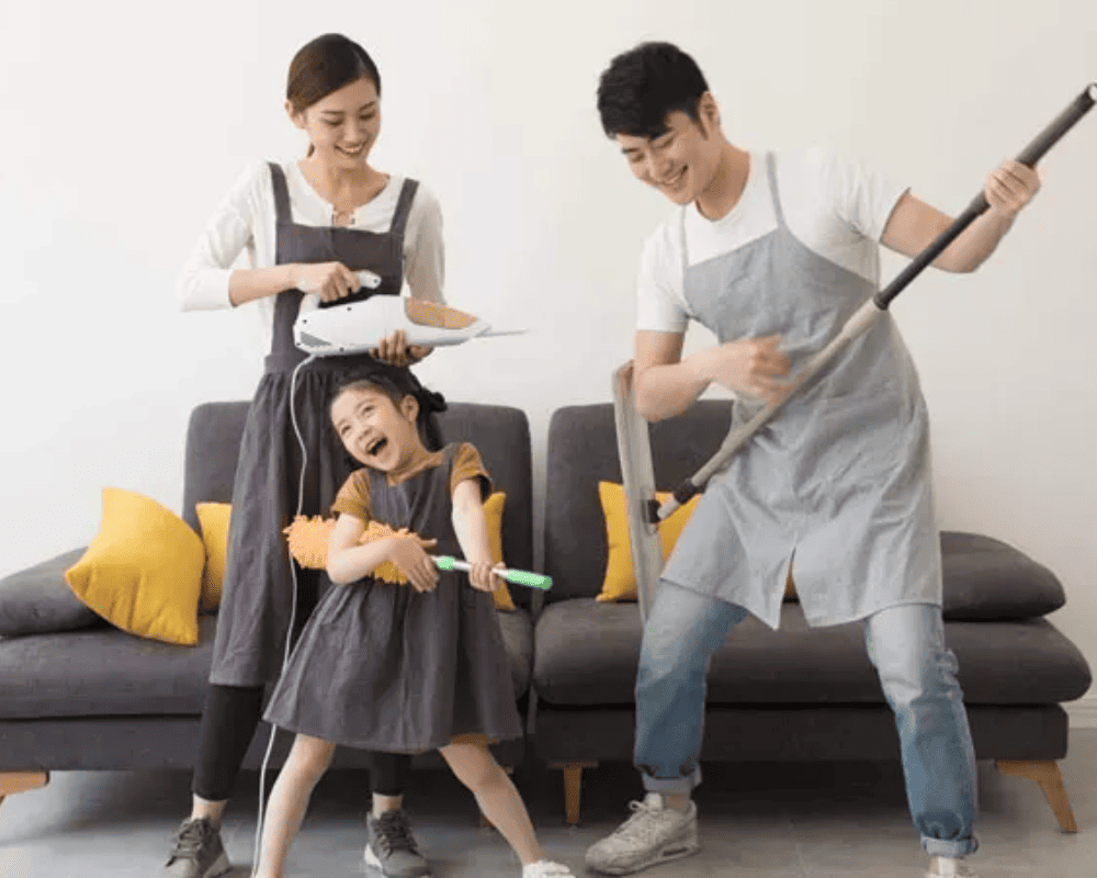 Gia đình cùng nhau thực hiện tổng vệ sinh nhà cửa cuối tuần