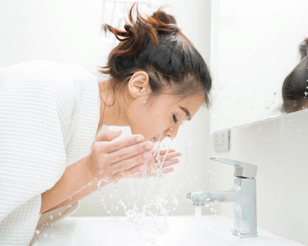Người phụ nữ rửa mặt trong routine skincare hằng ngày