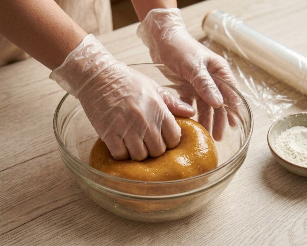 Nhào bột vỏ bánh nướng mịn màng và để bột nghỉ 30 phút trước khi tạo hình.