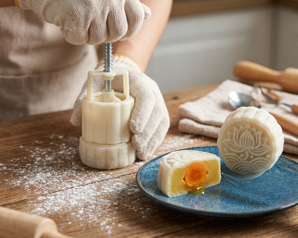 Thành phẩm bánh trung thu dẻo đậu xanh trứng muối sắc nét hoa văn cùng mặt cắt nhân bùi béo hấp dẫn