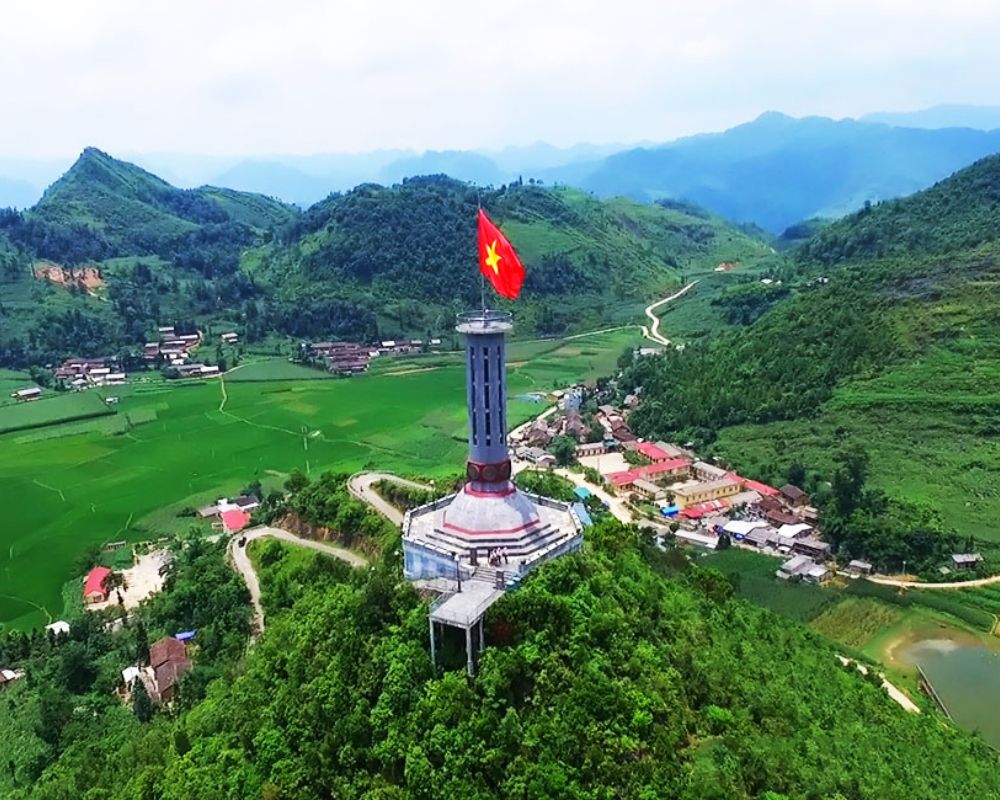 Ngắm nhìn toàn cảnh non sông từ cột cờ Lũng Cú