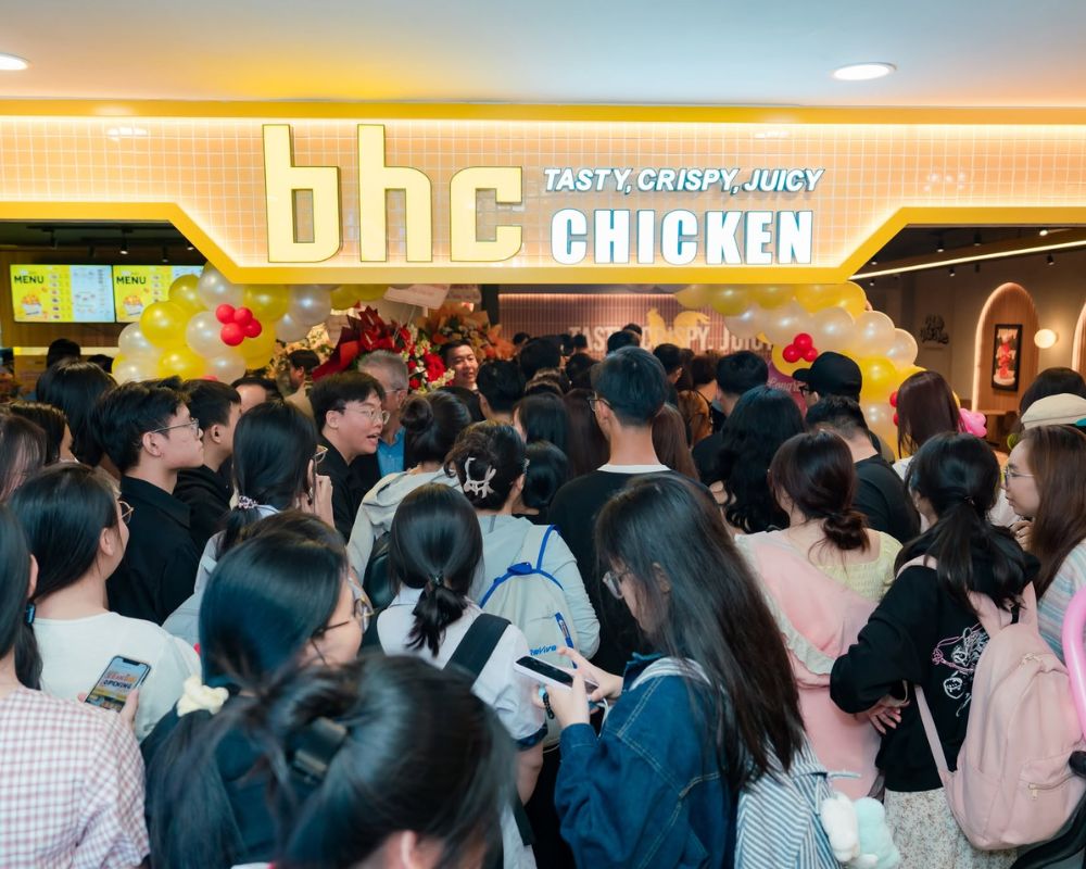 Khách hàng xếp hàng đông đúc để chờ tại quán