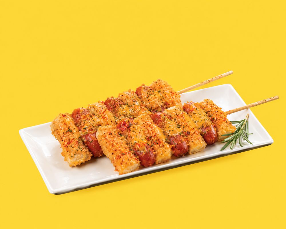 Món ăn vặt thú vị kết hợp bánh gạo xúc xích