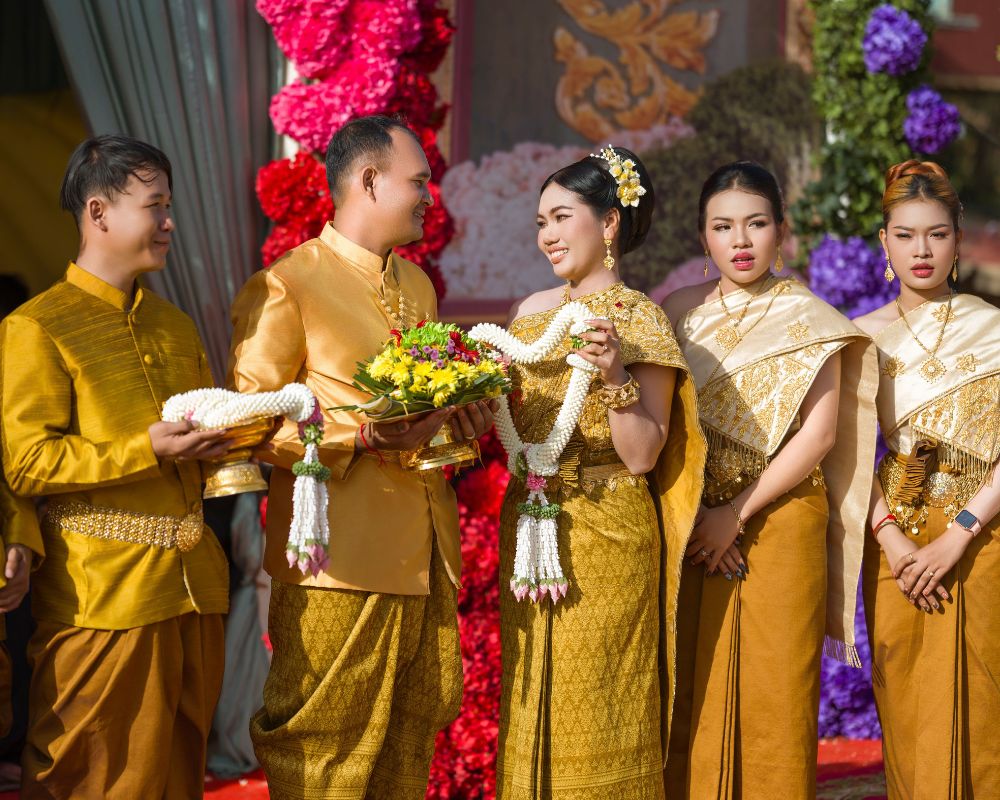Đôi uyên ương người Khmer diện trang phục truyền thống rực rỡ sắc vàng trong nghi lễ cưới hỏi