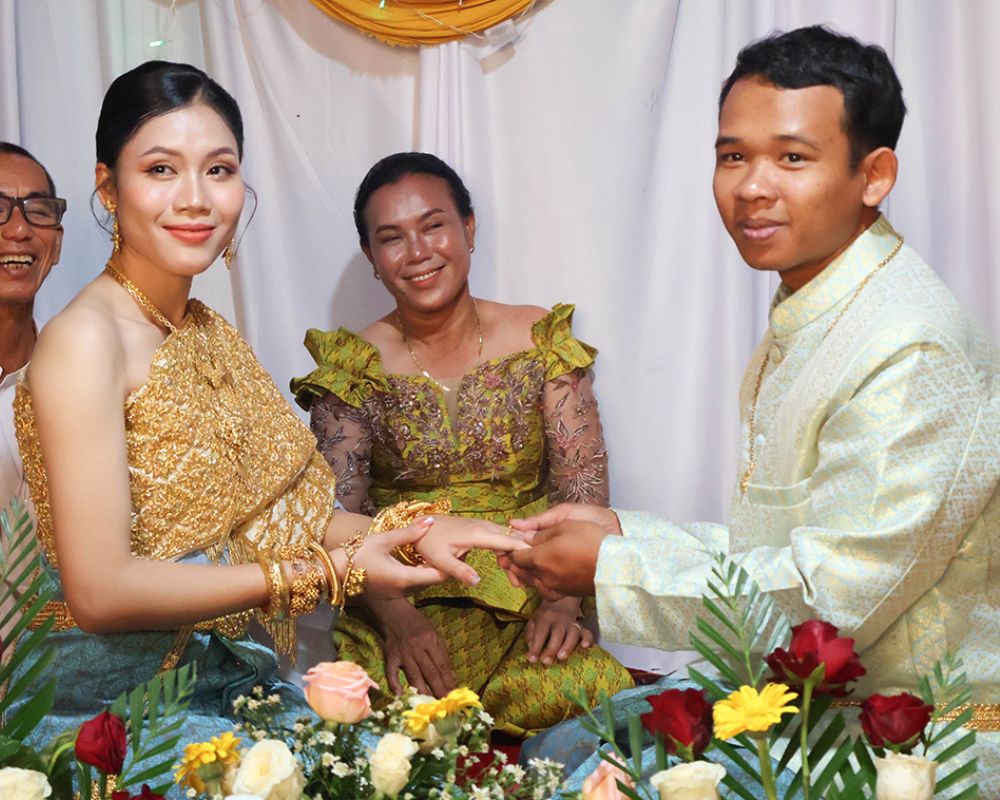 Cô dâu và chú rể trong lễ cưới truyền thống người Khmer