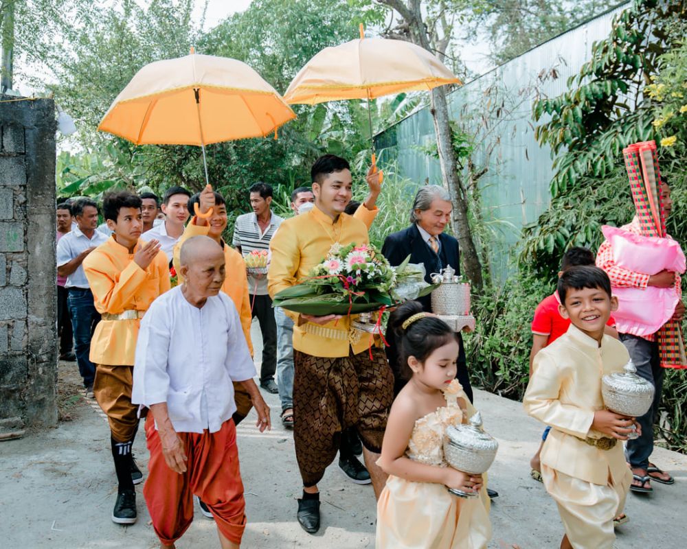 Chú rể sang nhà gái để tổ chức lễ cưới, theo phong tục của người Khmer.
