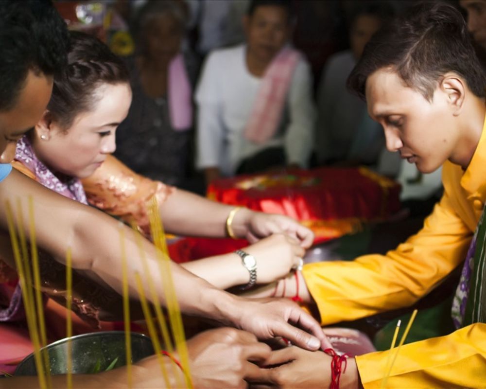 Lễ cột chỉ tay, gắn kết đôi uyên ương trẻ