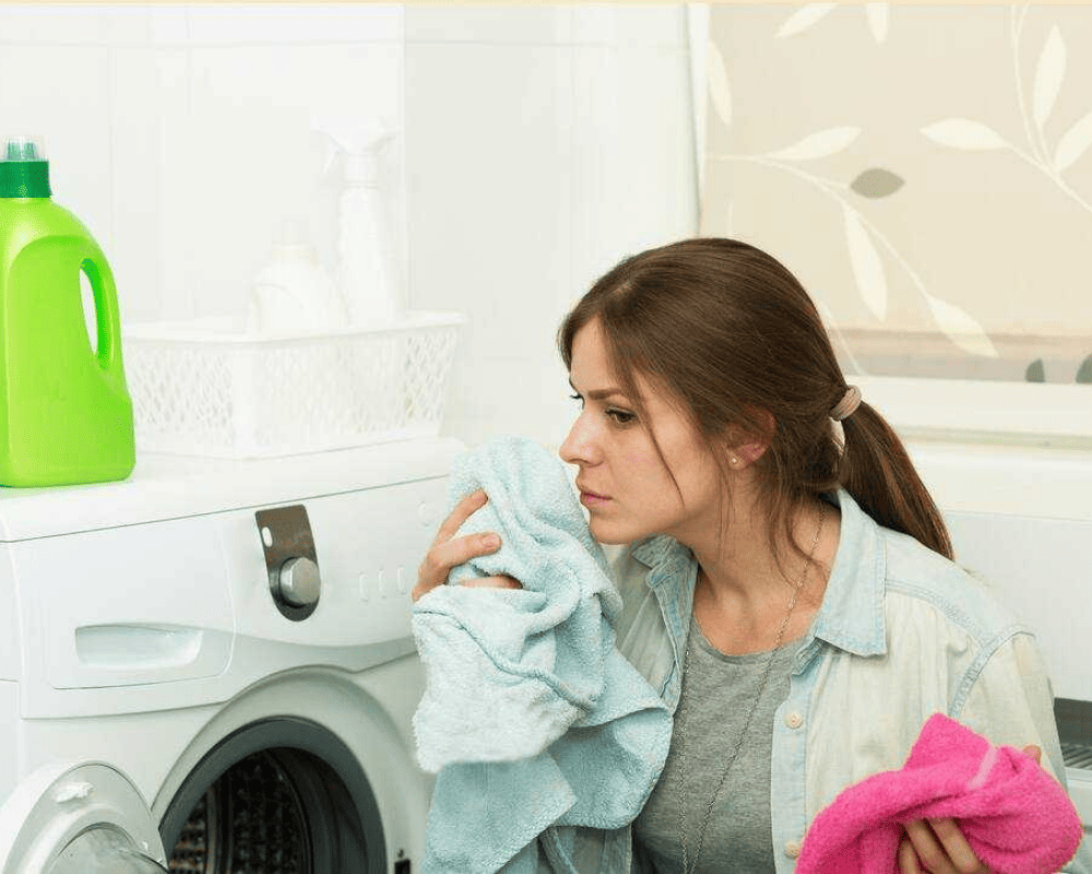 Kiểm tra mùi quần áo sau khi giặt