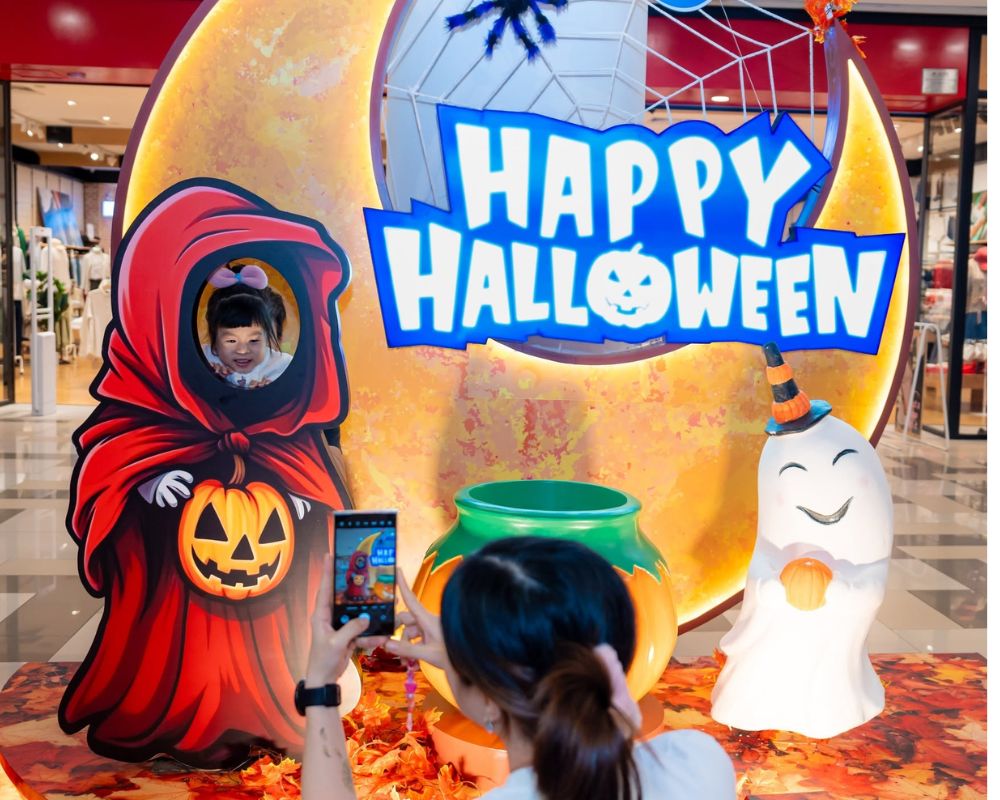 SC VivoCity trang trí 1 góc nhỏ halloween để check - in