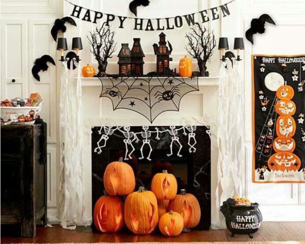 Không gian Halloween được trang trí nổi bật với lò sưởi, bí ngô và phụ kiện chủ đề ma quái