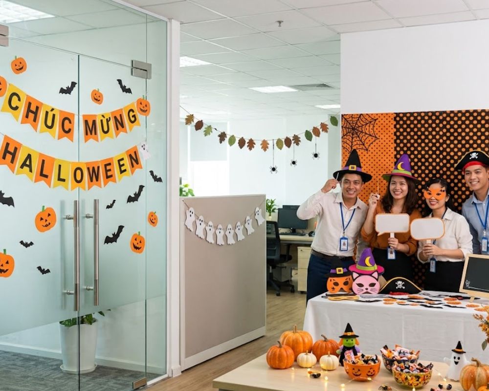 Nhân viên vui vẻ chụp ảnh check-in tại góc trang trí Halloween